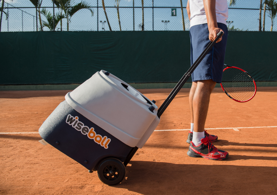 Compre agora a melhor máquina lançadora de bolas de tênis do Brasil, a Wiseball Tênis Pro 9ah. Melhore os seus golpes e jogo, treinando forehand, backhand, slice, smash, com efeitos de topspin e backspin, além de simular um jogo com lançamentos aleatórios - image cache catalog products wiseball tenis pro wiseball_9ah_000 916x645.png
