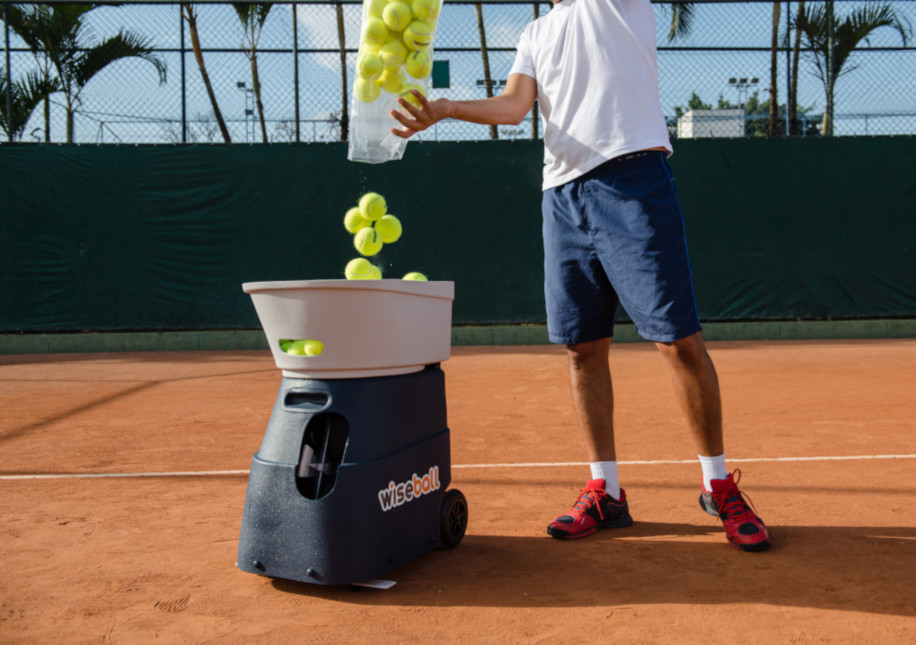 Compre agora a melhor máquina lançadora de bolas de tênis do Brasil, a Wiseball Tênis Pro 9ah. Melhore os seus golpes e jogo, treinando forehand, backhand, slice, smash, com efeitos de topspin e backspin, além de simular um jogo com lançamentos aleatórios - image cache catalog products wiseball tenis pro wiseball_9ah_000 916x645.png